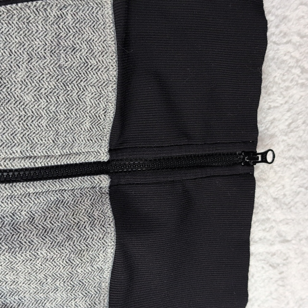 242-Lululemon Women's Gray and Black Vest‎ - Picture 6 of 8